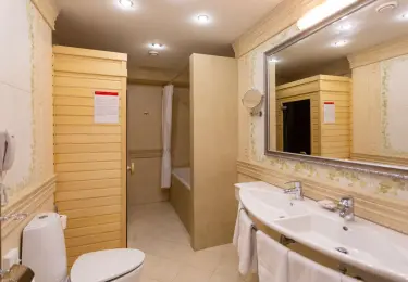 Джуниор Сюит «Престиж» — 63 м² в гостинице «Альфа» Измайлово (м. Партизанская). Фото номера