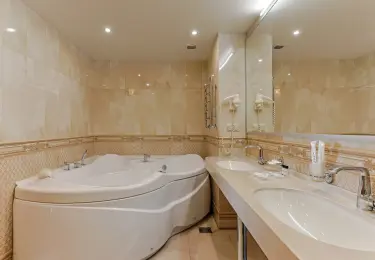 Люкс «Премиум» — 59 м² в гостинице «Альфа» Измайлово (м. Партизанская). Фото номера
