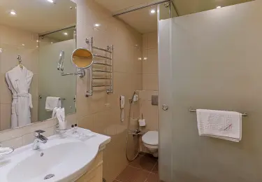 Джуниор Сюит